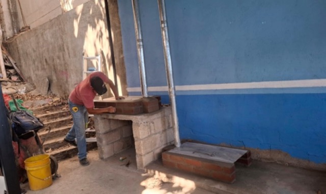 Bau der neuen Schulküche mit Holzherd