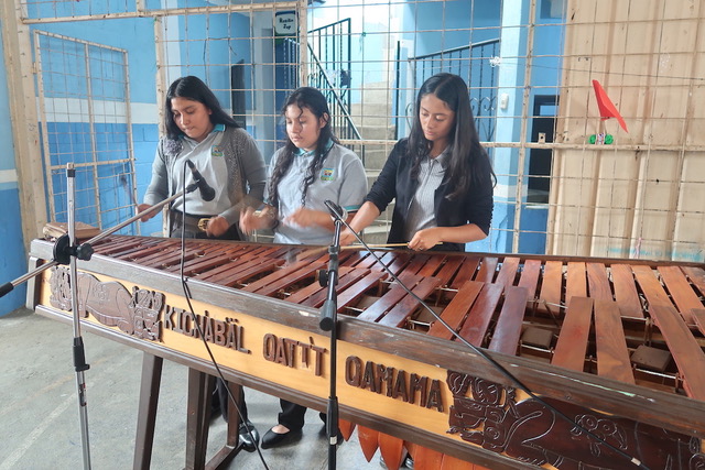 Drei Schülerinnen spielen gemeinsam Marimba