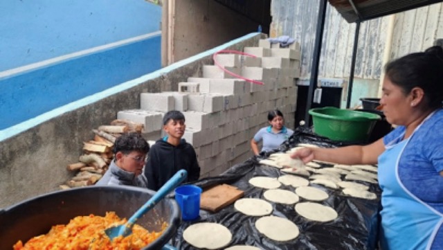 Mütter bereiten in der neuen Küche frische Tortillas zu